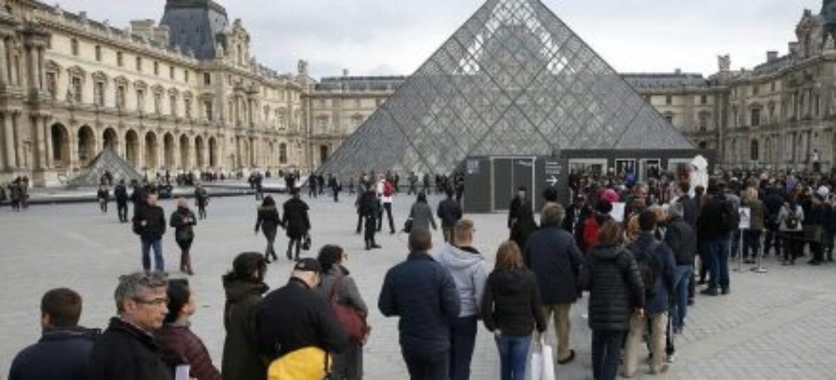 Louvre più caro per i turisti extra Ue: costerà 32 euro