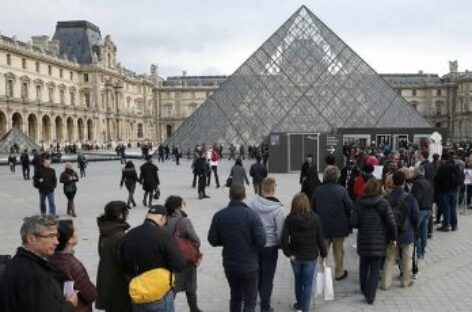 Louvre più caro per i turisti extra Ue: costerà 32 euro