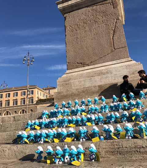 Bruxelles si promuove con un’invasione di Puffi