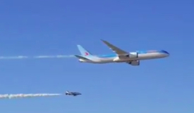 Neos, il Dreamliner scortato dalle Frecce tricolori