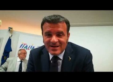 «Prenotate in agenzia di viaggi»: lo spot di Centinaio