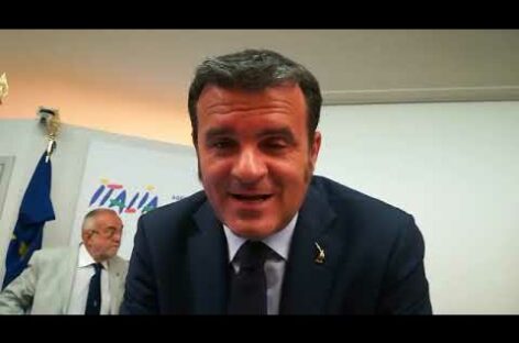 «Prenotate in agenzia di viaggi»: lo spot di Centinaio