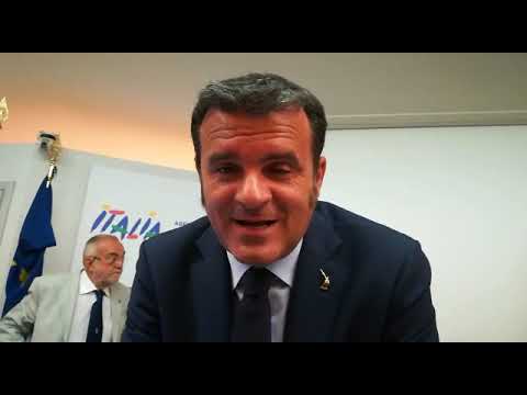 «Prenotate in agenzia di viaggi»: lo spot di Centinaio