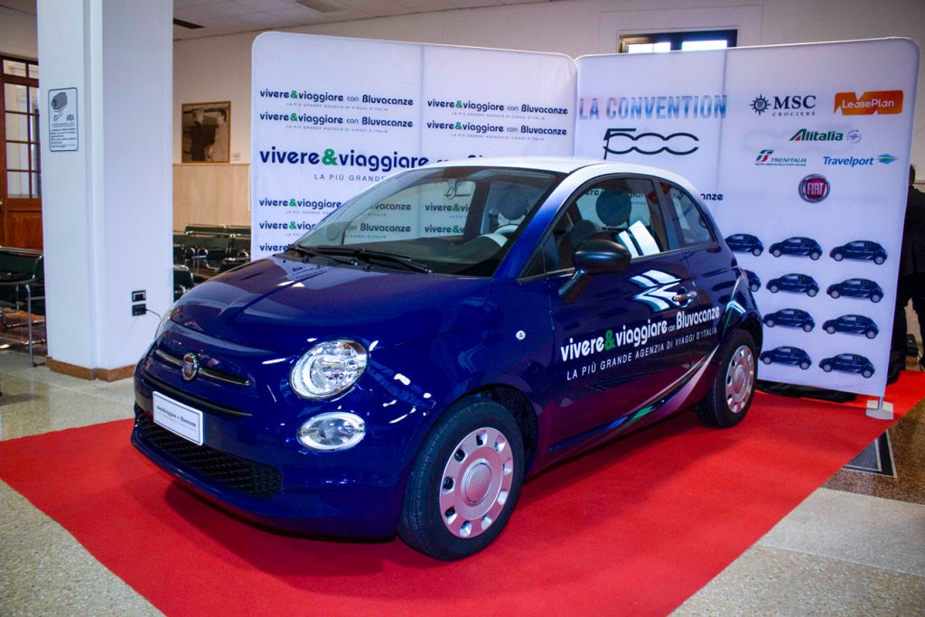 Bluvacanze, duecento Fiat 500 brandizzate alle adv