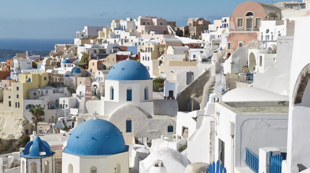 Santorini regina dell’estate 2021: la mappa delle isole pop