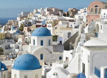 Santorini regina dell’estate 2021: la mappa delle isole pop