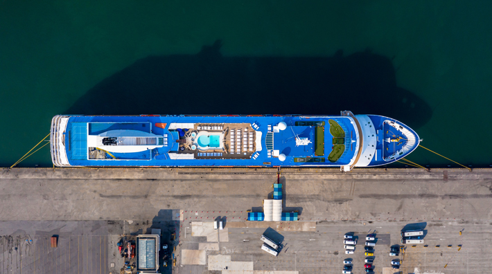 nave da crociera ormeggiata stop