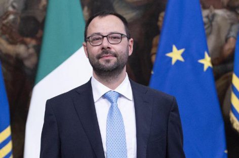 Newco Alitalia, Patuanelli: «Tre miliardi di capitale»