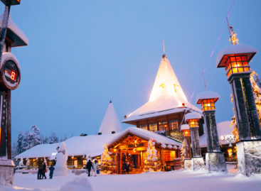 Giver guarda all’inverno con il catalogo Babbo Natale a Rovaniemi