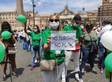 La rabbia tricolore delle agenzie<br> in piazza con trolley e fischietti