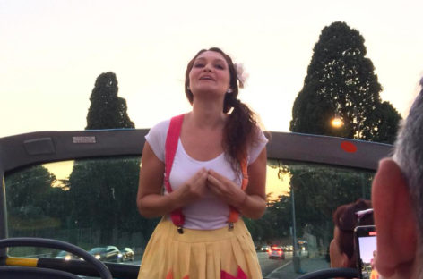 Teatro comico e grande bellezza: il mix a bordo di Roma Open Bus