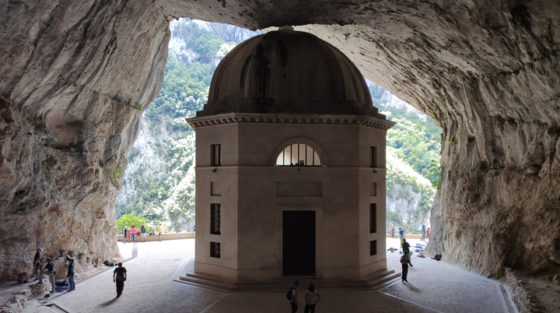 tempio del Valadier Frasassi