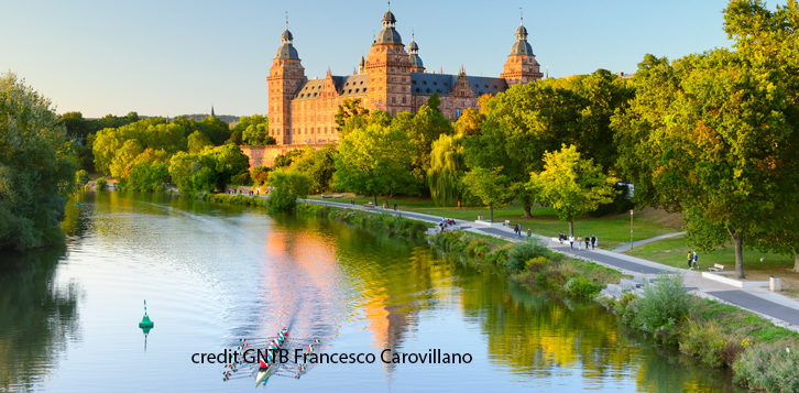 Aschaffenburg Schloss_JohannisburgRuderboot auf dem Main Germania