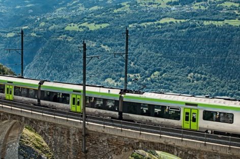 La Svizzera rilancia il turismo con i tour a bordo dei mezzi pubblici