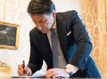 La promessa di Conte: <br>«Ristori anche nel 2021»