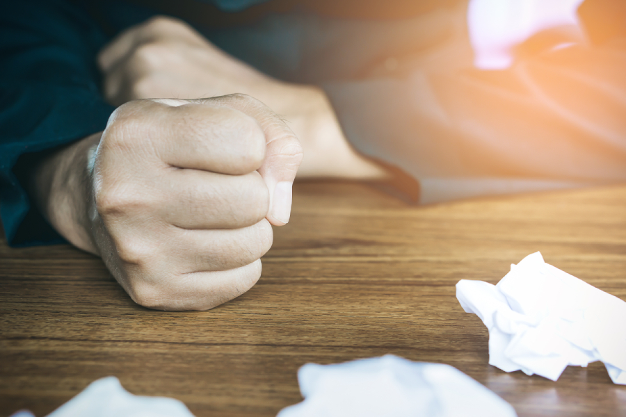 protesta pugno allarme_adobe