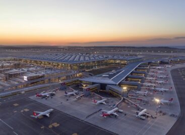 Terremoto, strage in Turchia. <br>Aeroporti e trasporti in tilt