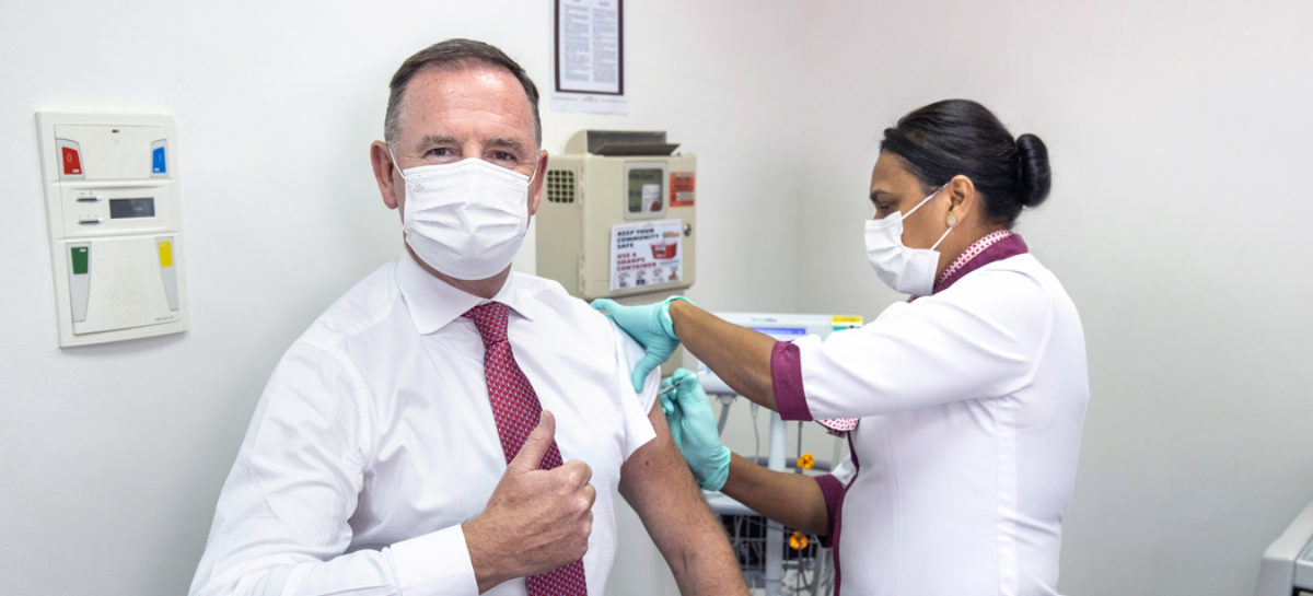 Il ceo di Etihad Tony Douglas riceve il vaccino anti Covid-19