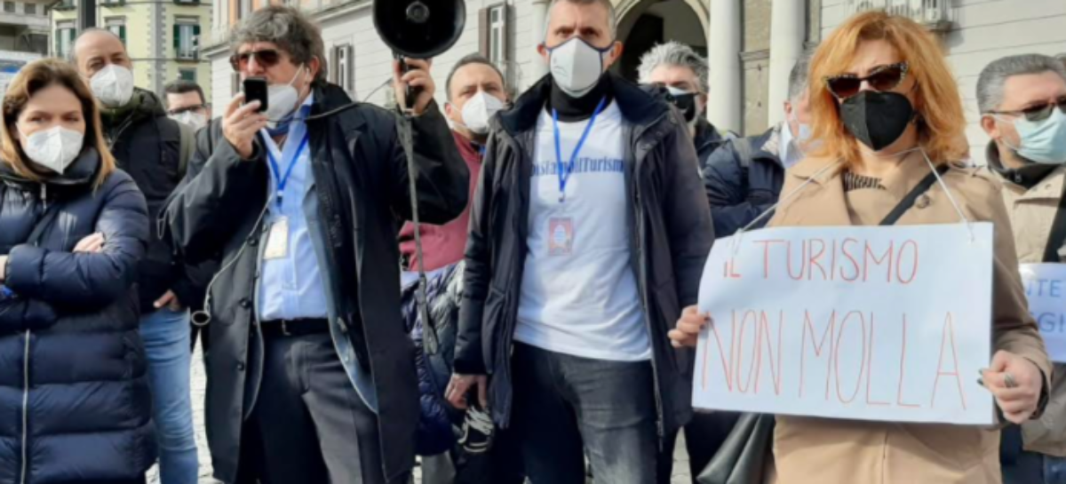Napoli, turismo in piazza: “Chiediamo lo stato di crisi”