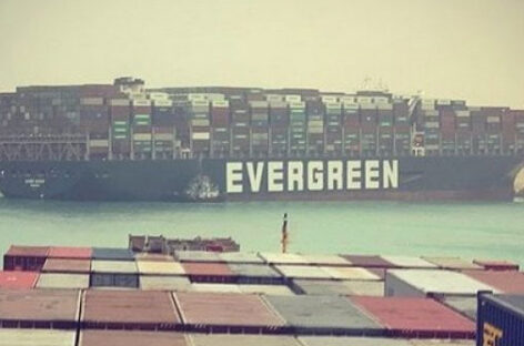 Il canale di Suez bloccato da una nave di 400 metri