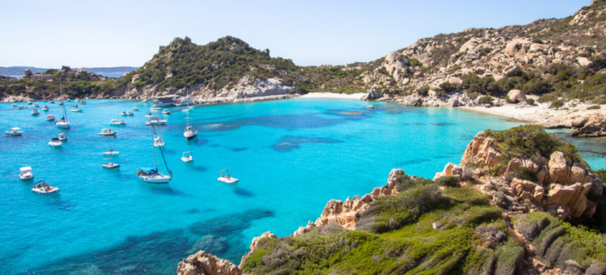 La Sardegna difende l’estate:<br> si entra con tampone o vaccino