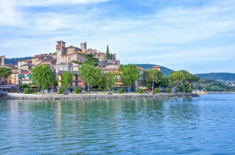 “Io amo il mare dell’Umbria”: la provocatoria campagna del cuore verde d’Italia