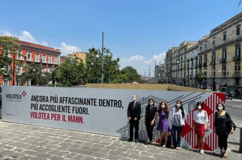 Panchine, fiori e un’area kids: Volotea rifà il look al Museo Archeologico di Napoli