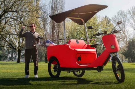 Turisti a bordo degli elettrici a tre ruote di design firmati Repower