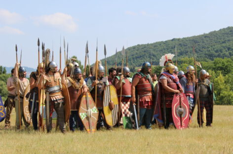 Dante e i legionari romani protagonisti del Grand Tour delle Marche