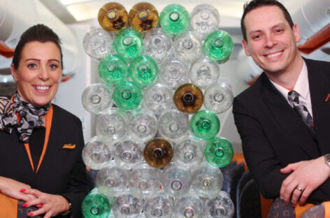 easyJet presenta le uniformi realizzate con plastica riciclata