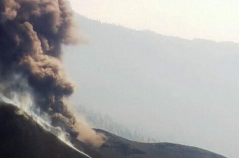 Eruzione alle Canarie, la lava si è riversata in mare