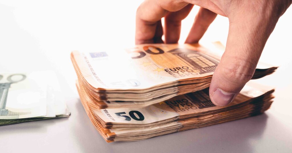 soldi euro risparmi cassa integrazione_adobe