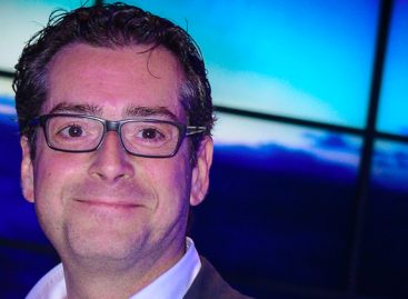 Adriano e le dita macchiate di rosso