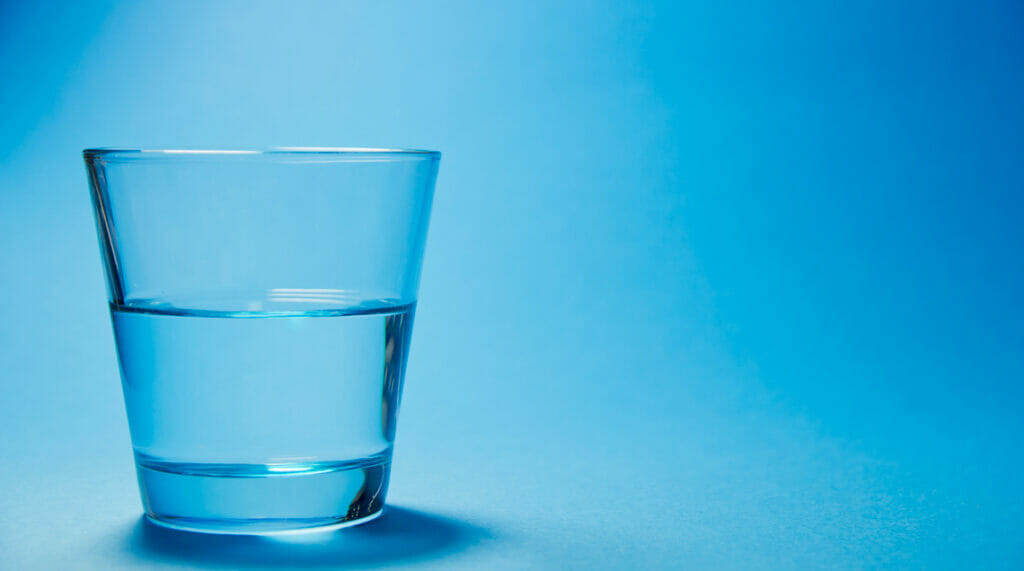 bicchiere-mezzo vuoto–prospettive-delusione