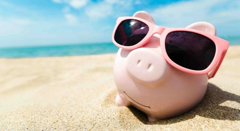 prezzi caro soldi salvadanaio spiaggia_Adobe