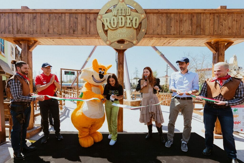 Elettra Lamborghini _ MagicLand taglio del nastro