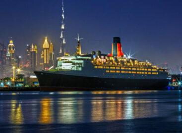 La celebre nave Queen Elizabeth 2 entra in Accor