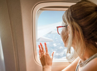 Arriva lo stop alle mascherine in aereo