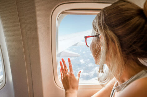 Arriva lo stop alle mascherine in aereo