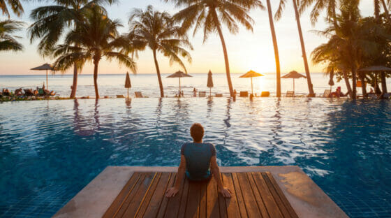 Italiano medio addio, lusso in vacanza cercasi