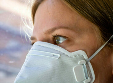 Mascherine, resta l’obbligo sui mezzi di trasporto