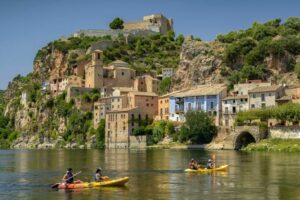 Persone in canoa sul fiume Ebro, passando davanti a Miravet, credits Sergi Boixader