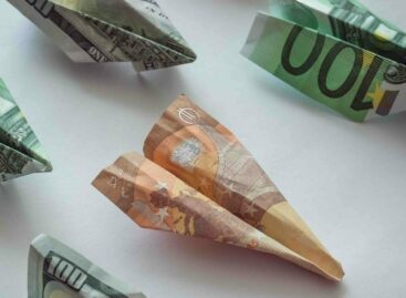 Low cost, il grande inganno: <br>così lievitano i prezzi dei voli