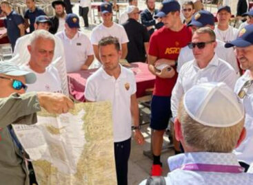 La Roma calcio in visita al Muro occidentale di Gerusalemme