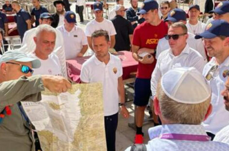 La Roma calcio in visita al Muro occidentale di Gerusalemme