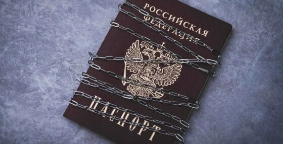 Stretta sui turisti russi. Ue: «Stop ai visti facili»