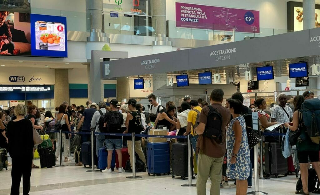 passeggeri aeroporto Bari