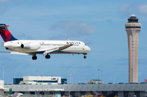 Voli Usa, utili in fumo tra caro fuel e ritardi