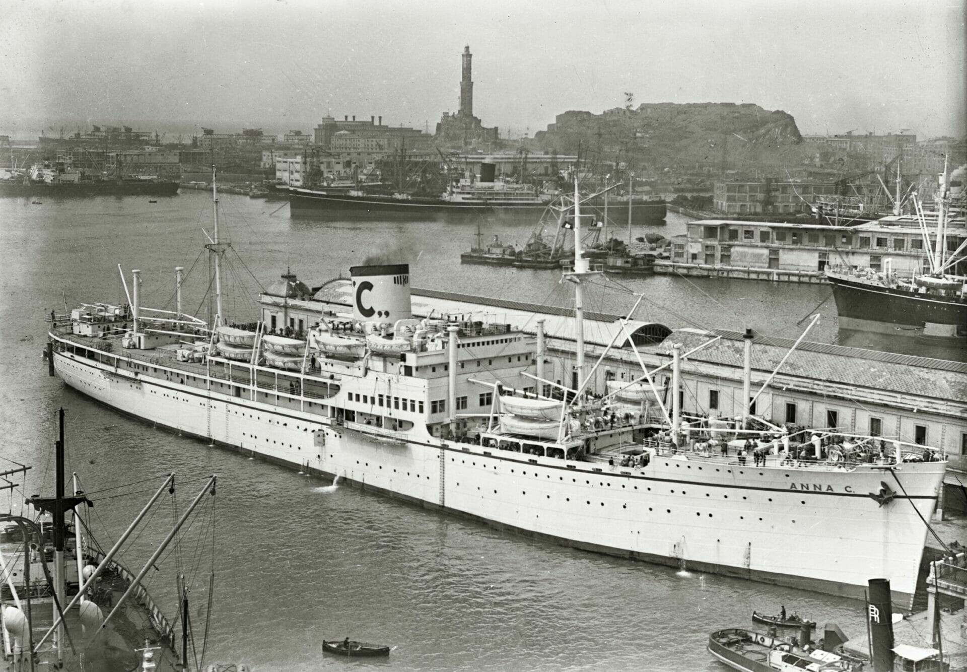 La motonave Anna C. nel porto di Genova; 1947-1971 ©Fondazione Ansaldo-Archivio Costa