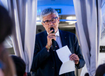 Caro voli, difesa di Lazzerini:<br> «Aerei pieni, è legge di mercato»